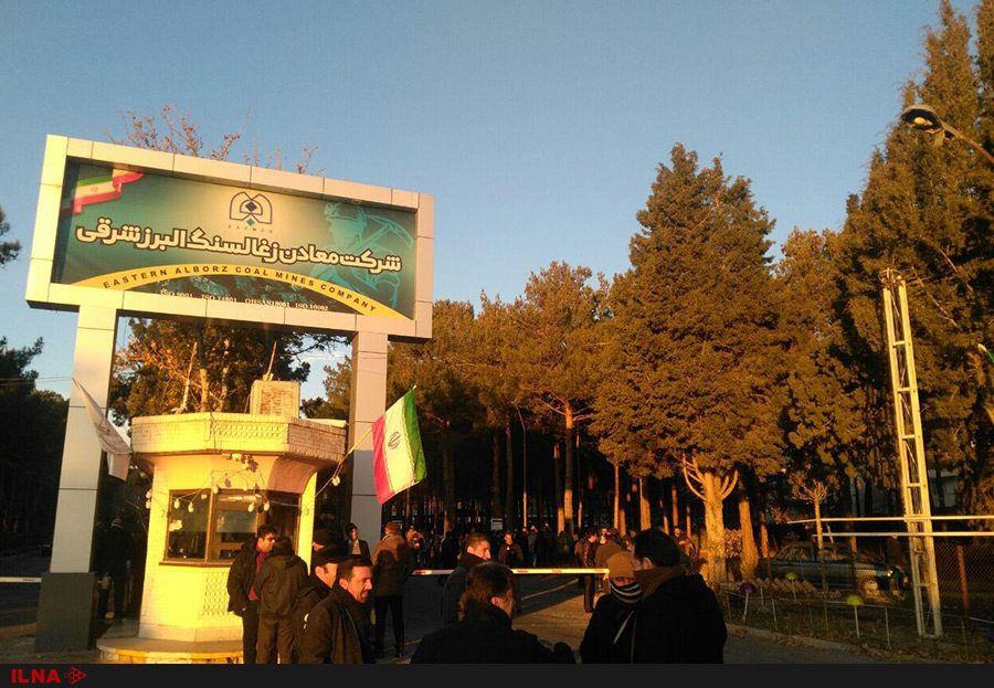 تجمع کارگران معدن ذغال سنگ البرز شرقی در اعتراض به واگذاری مجتمع رفاهی تجمع کارگران معدن ذغال سنگ البرز شرقی در اعتراض به واگذاری مجتمع رفاهی