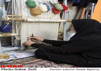 اجرای طرح توان افزایی زنان سرپرست خانوار در کشور/ انتقاد از قطع بیمه زنان شاغل در بخش قالیبافی
