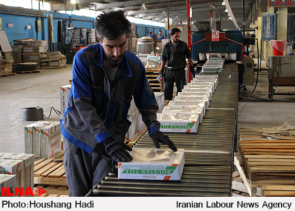 کارگران کارخانه کاشی نیلو نجف آباد خواستار حل مشکلات صنفی خود شدند