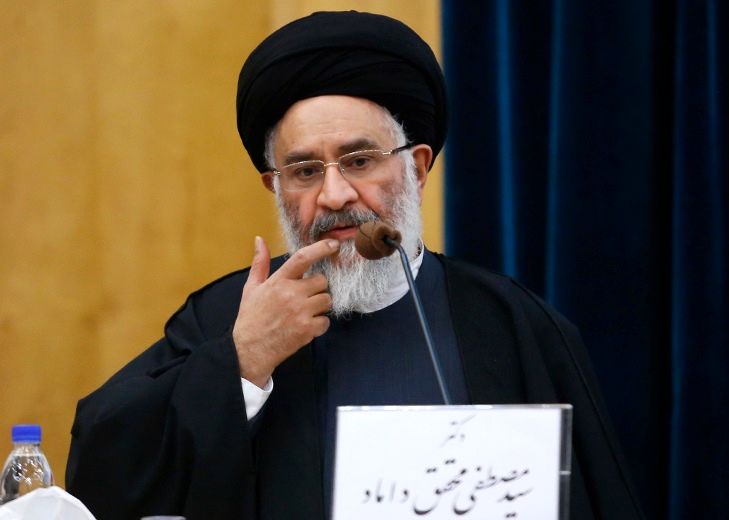 برخی میراث خواران انقلاب، خودشان را کنار بزرگان قرار می‌دهند