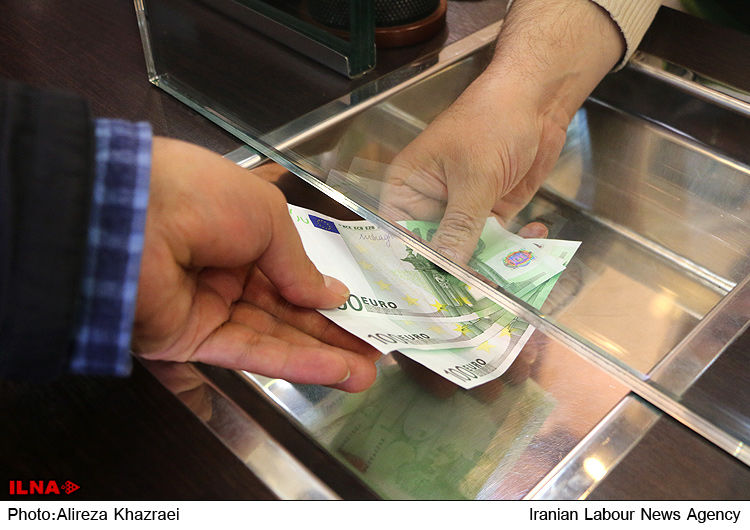 بانک مرکزی «سیاست شناور مدیریت شده» را در بازار ارز به کار گرفت