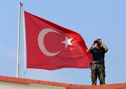 افراد مسلح به دفتر بزرگ‌ترین حزب مخالف دولت حمله کردند