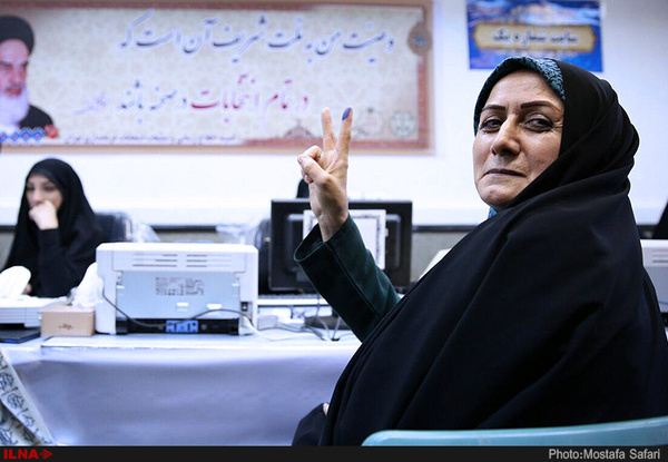 از حضور چشمگیر اصلاحطلبان و بازیگر زن جوان در اولین روز ثبتنام انتخابات شوراها