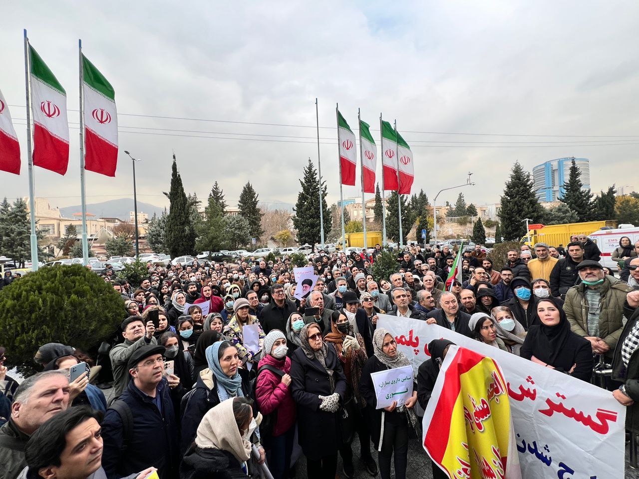 کمبود شربت اپیوم در ۱۵ استان؛ تجمع درمانگران اعتیاد مقابل وزارت بهداشت

