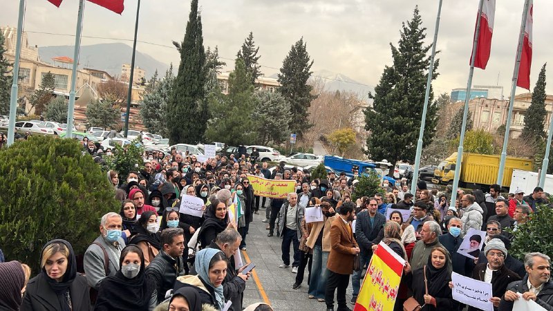 کمبود شربت اپیوم در ۱۵ استان؛ تجمع درمانگران اعتیاد مقابل وزارت بهداشت

