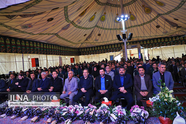 تجلیل از خانواده شهدای حادثه تروریستی در گلزار شهدای کرمان