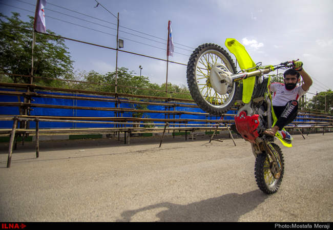 اجرای حرکات نمایشی تاپ رایدر در پارک دولت شهر دزفول