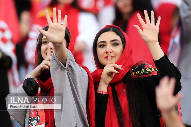 تصاویری از اولین حضور بانوان پرپسولیسی در لیگ برتر فوتبال در ورزشگاه