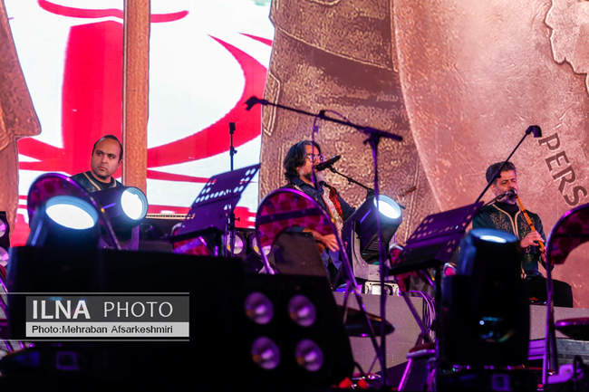 رونمایی از مجسمه «زانو زنندگان برابر ایران»
