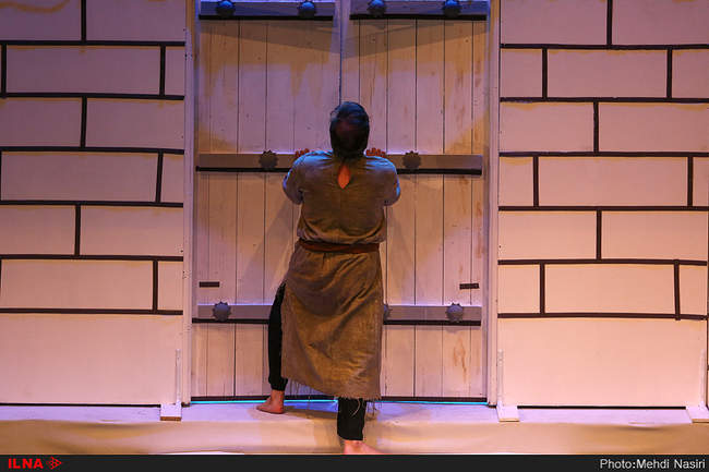 نمایش«مردی در آینه»