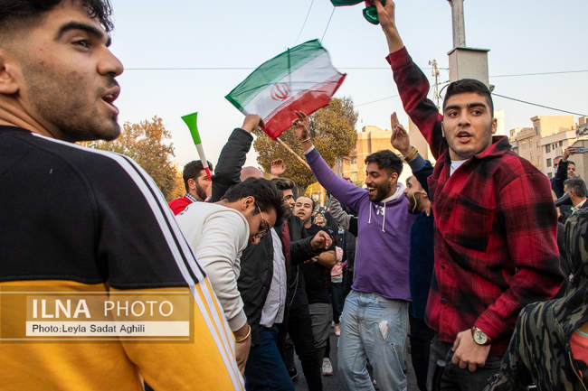 شادی مردم تهران پس از پیروزی تیم ملی فوتبال ایران