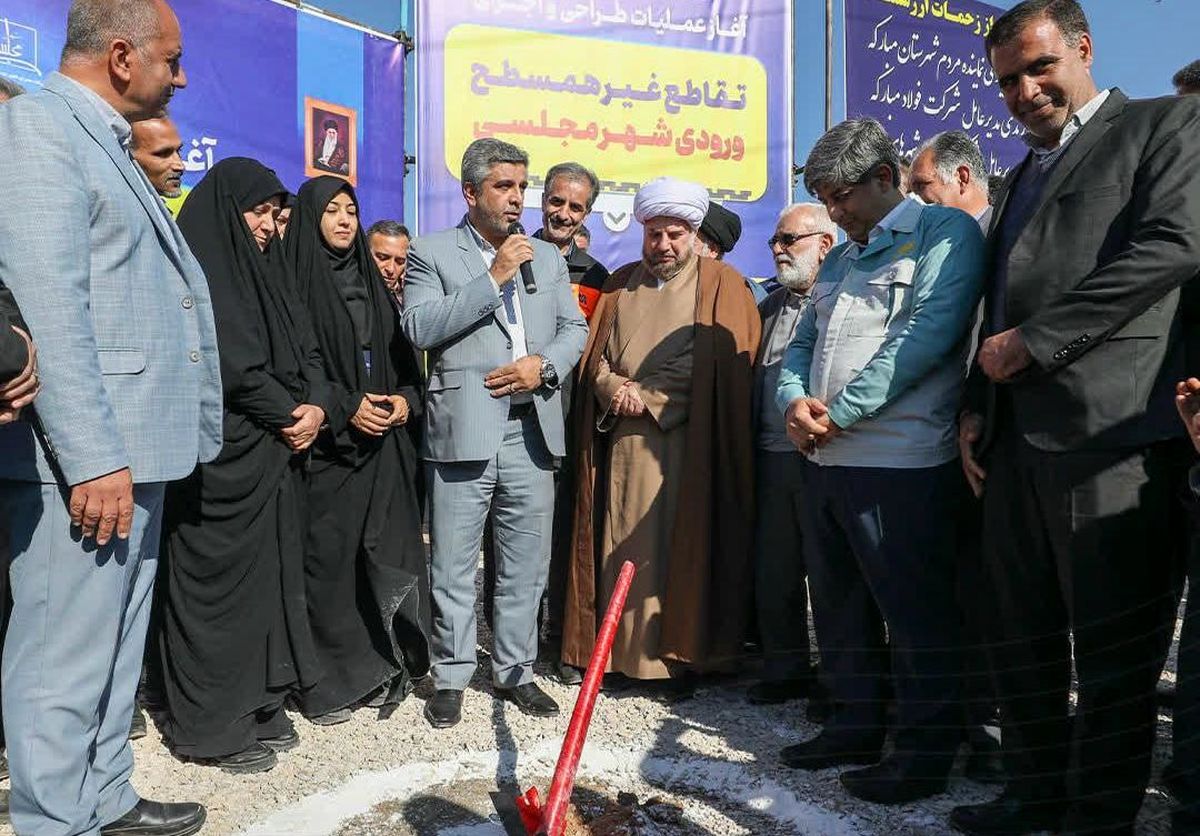 تقاطع غیر هم‌سطح ورودی شهر مجلسی از نقشه زیرگذر، رمپ و لوپ‌های خاص برخوردار است