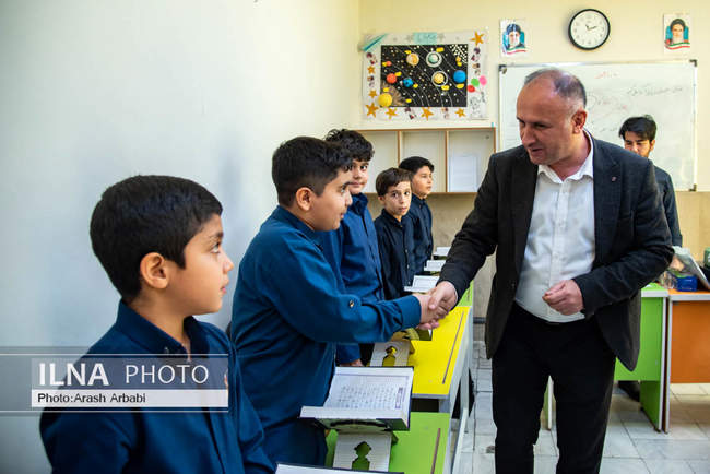 بازدید رییس کنفدراسیون اتحادیه کارمندان بخش عمومی ترکیه از دبستان ا