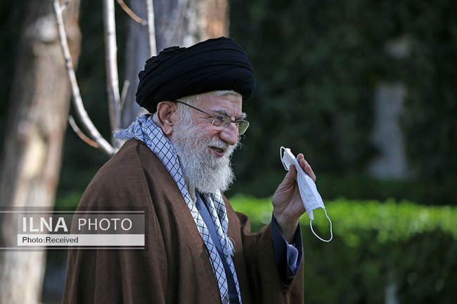 کاشت دو نهال میوه در روز درختکاری توسط مقام معظم رهبری