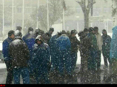 ادامه اعتراض کارگران لیفتراک سازی زیر بارش برف