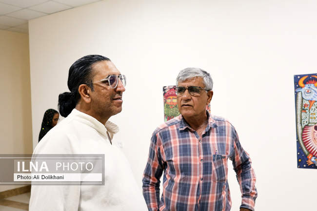 نمایشگاه «صلح» در فین؛ پوسترهای آذرخش فراهانی روی دیوار فرهنگ