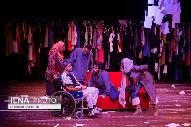 نمایش «موش‌ها و آدم‌ها» در تئاتر شهر قزوین 