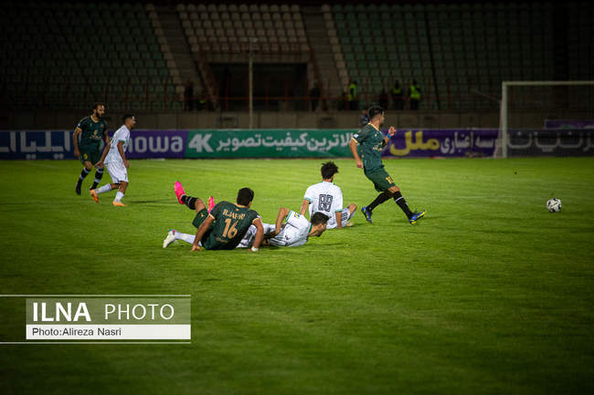 دیدار تیم‌های فوتبال شمس آذر قزوین و ذوب آهن اصفهان