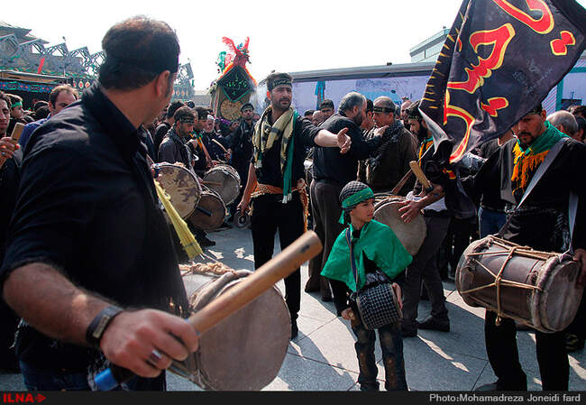 مراسم عزاداری و خیمه سوزان روز عاشورا در میدان امام حسین (ع) 