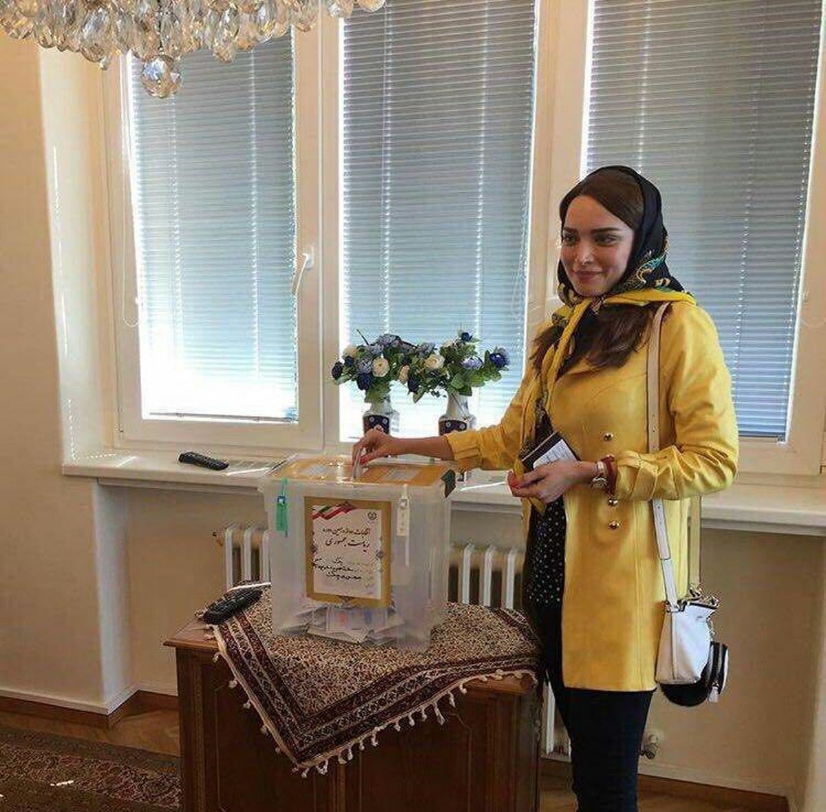رأی دادن بهنوش طباطبایی در جمهوری چک(عکس)