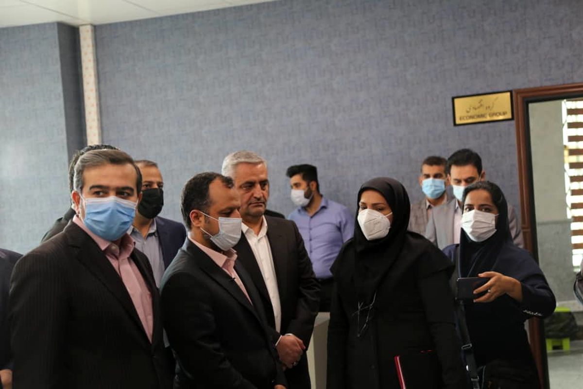 بازدید وزیر اقتصاد از مرکز خدمات سرمایه گذاری هرمزگان
