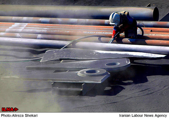 کارگران ایستاده‌اند... (1)