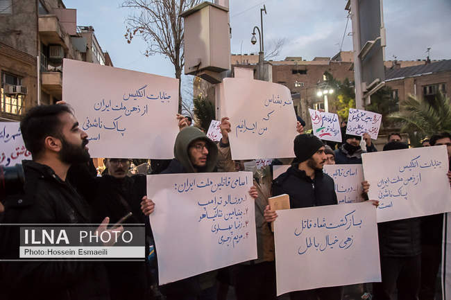 تجمع دانشجویان در مقابل سفارت انگلستان در تهران