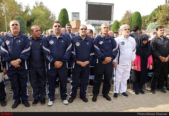 پیاده روی بازنشستگان سازمان تامین اجتماعی به همراه وزیر کار و امور ا�