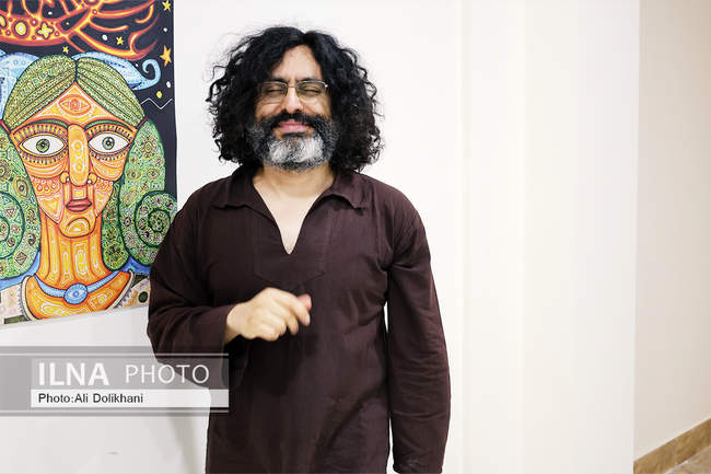 نمایشگاه «صلح» در فین؛ پوسترهای آذرخش فراهانی روی دیوار فرهنگ