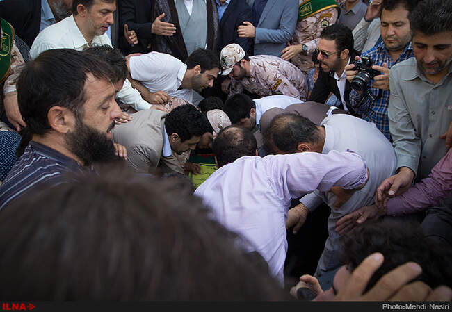 تشییع پیکردوتن از شهدای مدافع حرم در بازار تهران