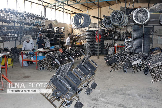 تقدیم شاخه گل در روز کارگر به کارگران معلول