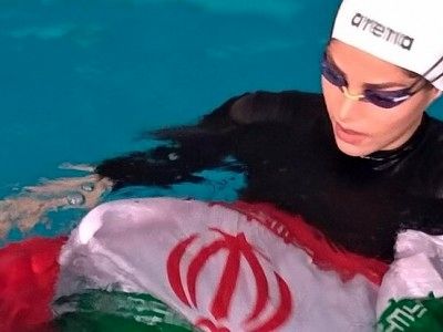 175 دقیقه شنا با دستان بسته به یاد 175 غواص شهید