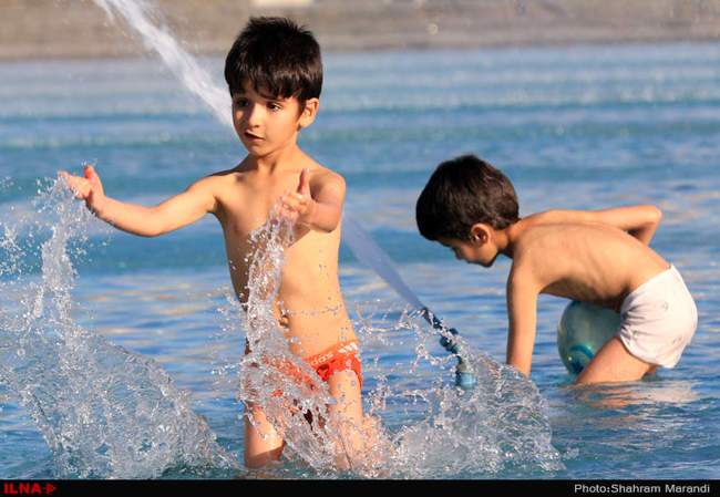 آب بازی کودکان در میدان امام اصفهان