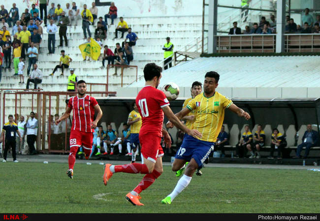 دیدار تیم های فوتبال سپیدرود رشت و صنعت نفت آبادان