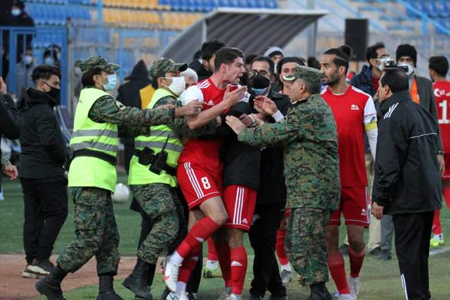 فریم به فریم با درگیری بازیکنان فیزیکی تراکتور و گل گهر 