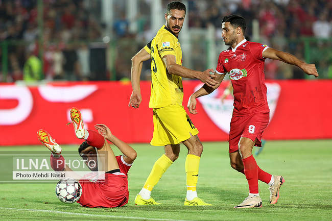 دیدار تیمهای فوتبال پرسپولیس تهران و فجر شهید سپاسی شیراز 