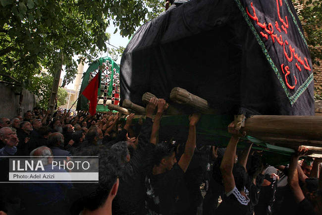 آیین نخلگردانی ظهر عاشورا در تفرش
