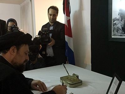 سیدحسن خمینی دفتر یادبود فیدل کاسترو را امضا کرد