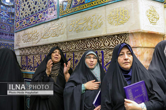 تعویض گل‌های ضریح حضرت امام رضا (ع)