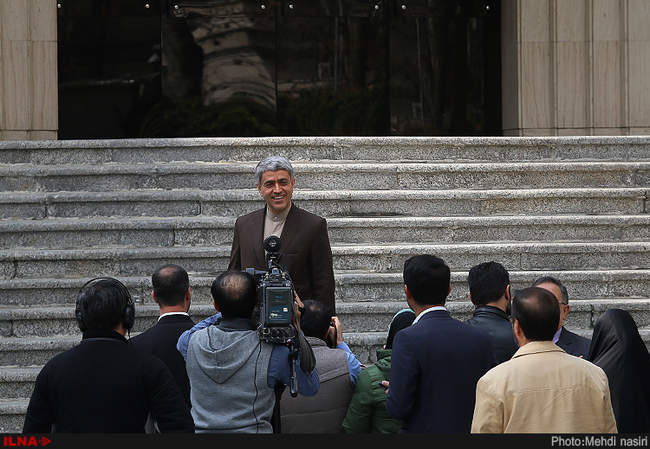 اعضای هیات دولت در حیاط پاستور