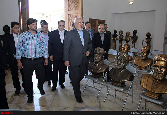 همایش یادمان آیینه‌داران آفتاب با حضور محمد جواد ظریف