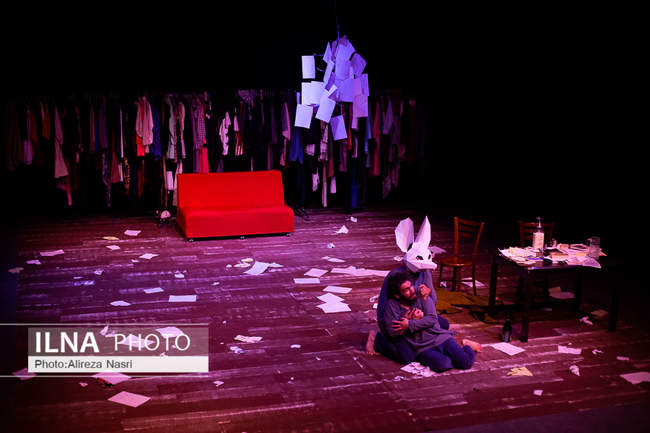نمایش «موش‌ها و آدم‌ها» در تئاتر شهر قزوین 