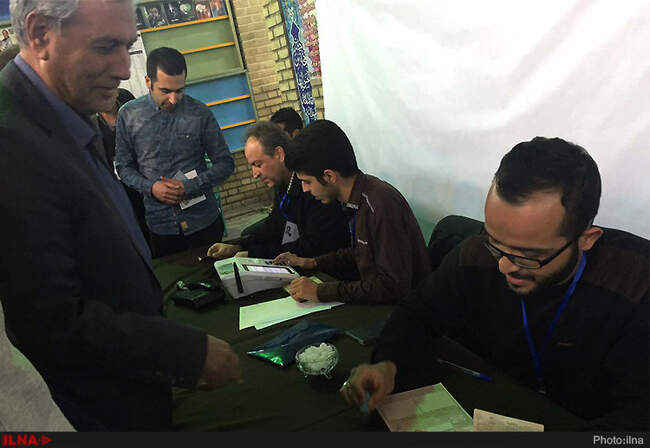 علی ربیعی در جنوب تهران رای خود را به صندوق انداخت