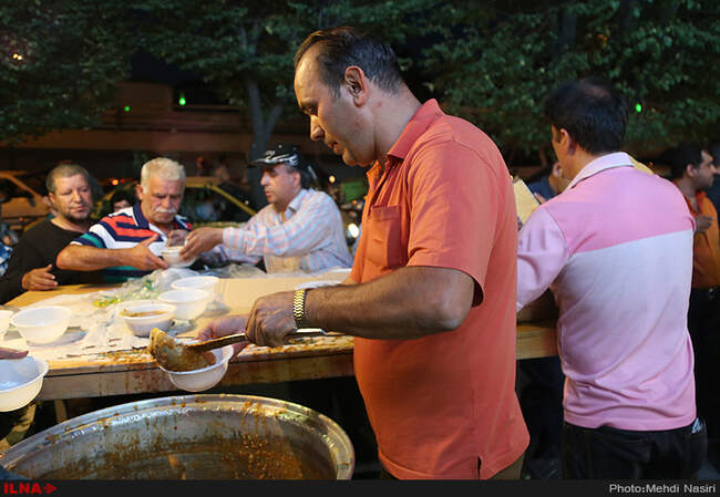 سفره های افطاری در خیابانهای تهران