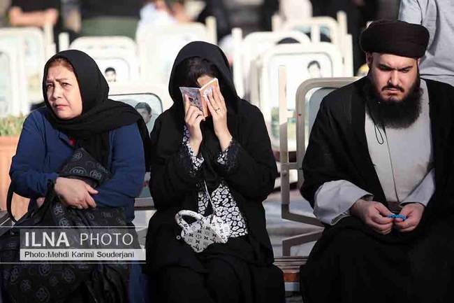 مراسم دعای عرفه در گلستان شهدای اصفهان