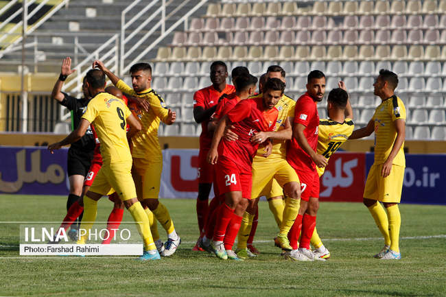 دیدار تیم های فجرشهیدسپاسی شیراز و فولادخوزستان