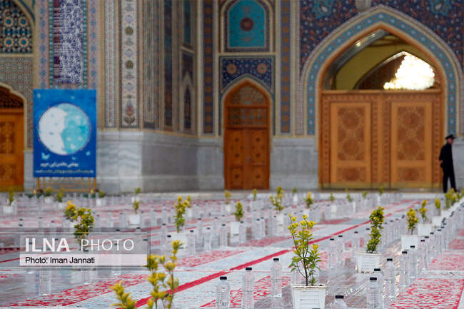پذیرایی افطار از زائران در ورودی حرم امام رضا(ع)