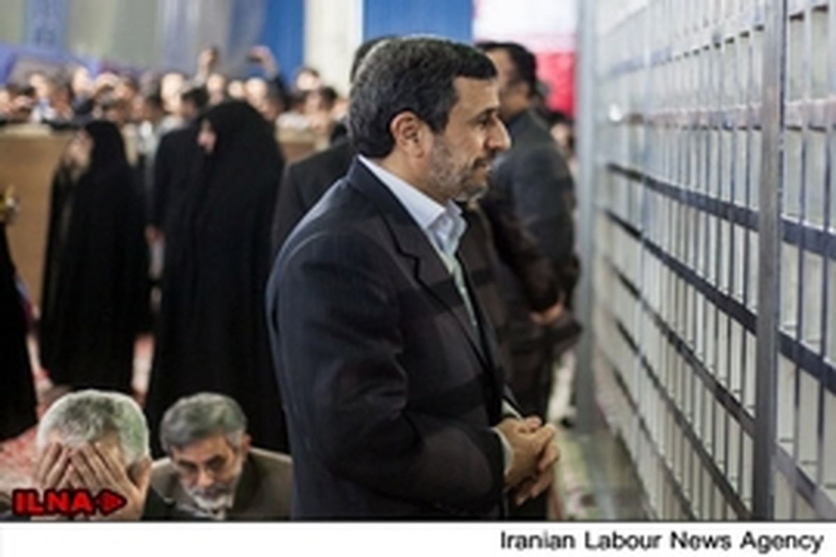 حضور احمدی نژاد و وزرای وی در حرم امام خمینی(ره)