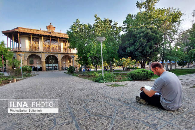 تور کُروکی در کاخ چهلستون به روایت تصویر