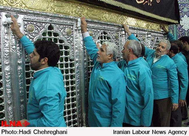 غبار روبی حرم مطهر حضرت فاطمه معصومه(س)